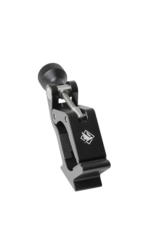 Universal Binocular Holder fra GERMAN TACTICAL SYSTEMS passer til kikkert rør fra 25 mm til 65 mm og har en Arca-style baseplate for enkel integrasjon.